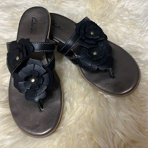 Clarks black leather dimensional flower sandals. Sz 8M. EUC